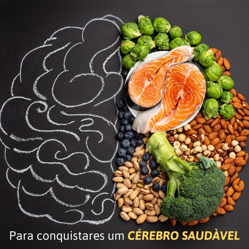 O desenho de um cérebro numa ardósia. Numa das metades do cérebro estão presentes alimentos bons para o cérebro e memória.