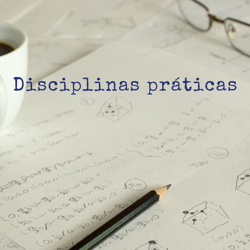 Imagem de folhas com exercícios resolvidos de geometria e matemática, ao lado de um lápis e uma chávena de café, representando um ambiente de estudo focado – ideal para ilustrar um artigo sobre como estudar disciplinas práticas de forma eficaz.