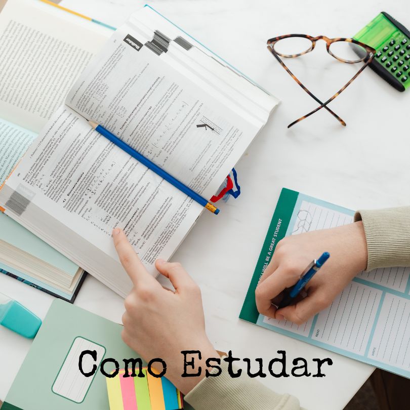 Aluno a estudar com livros abertos, agenda e calculadora em cima da secretária, representando o planeamento eficaz sobre como estudar para os testes.
