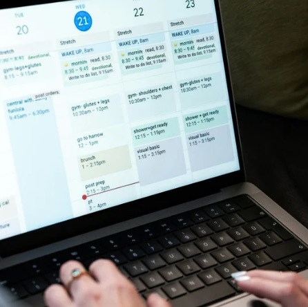 Estudante a criar um horário de estudos eficiente no seu laptop.