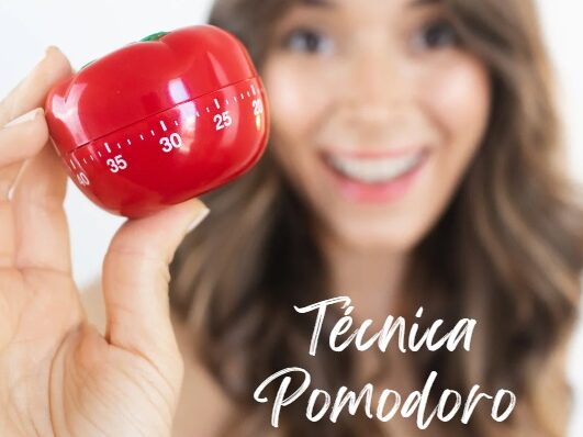 Jovem sorridente segurando um temporizador em forma de tomate, símbolo clássico da técnica Pomodoro para estudar.