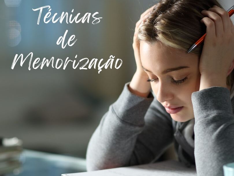 Aluna focada a estudar e a aplicar as técnicas de memorização que se encontram descritas no artigo.