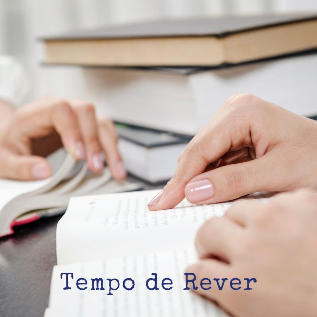 Mãos de alunos a percorrer os livros, com a frase Tempo de Rever, demonstrando a importância de rever a matéria, mas de forma estratégica através da técnica revisão espaçada.
